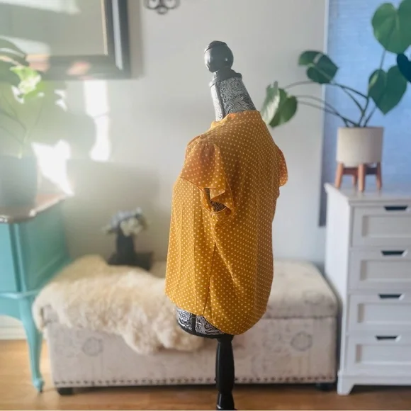 🏷️ 4/$25 Anthro Style Marigold Mustard Polka Dot Cap Sleeve Blouse Top - Picture 5 of 7